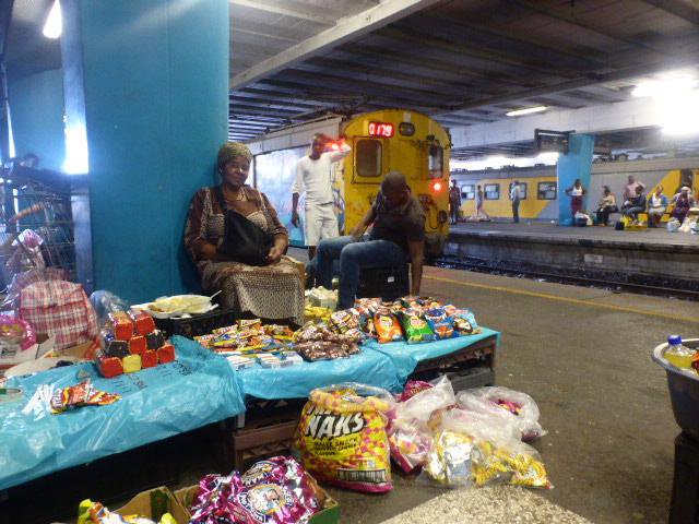 Frau Zugstation Verkäuferin Händlerin