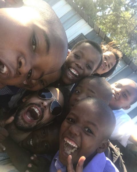 Tobias Rosenthal spielt mit Township Kindern