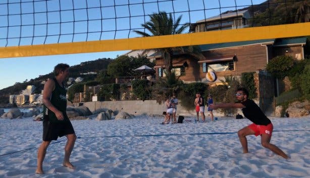 Christoph Streicher spielt Volleyball am Clifton Strand